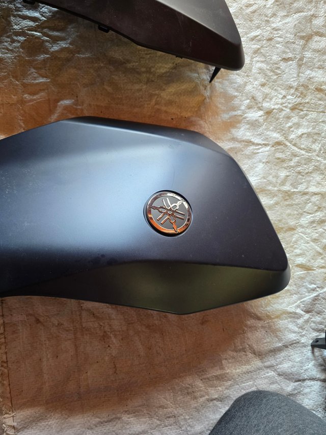 YAMAHA X MAX 125/ 300 (TAPA FRONTAL IZQUIERDA )