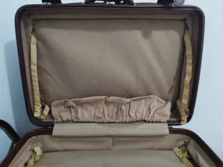 Maleta de viaje de piel color burdeos