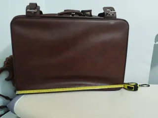 Maleta de viaje de piel color burdeos