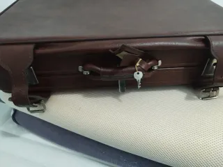 Maleta de viaje de piel color burdeos