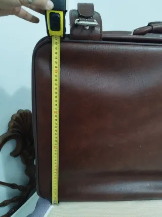 Maleta de viaje de piel color burdeos