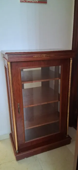 Mueble vitrina madera y cristal
