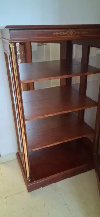 Mueble vitrina madera y cristal