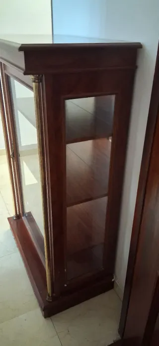 Mueble vitrina madera y cristal