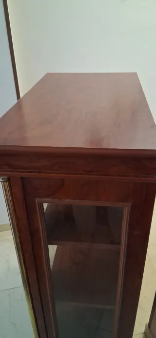 Mueble vitrina madera y cristal