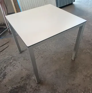 Mesa y 4 sillas ( hay 7 juegos ) PRECIO UNIDAD