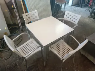 Mesa y 4 sillas ( hay 7 juegos ) PRECIO UNIDAD
