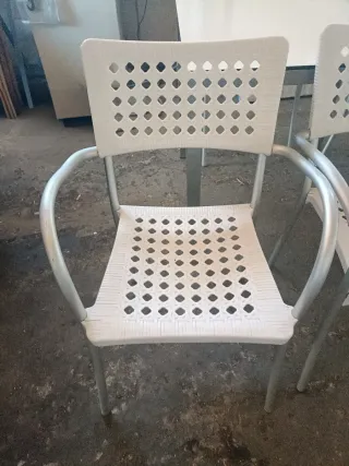 Mesa y 4 sillas ( hay 7 juegos ) PRECIO UNIDAD