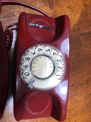 Telefono vintage rosso con filo