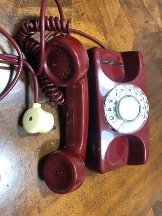 Telefono vintage rosso con filo