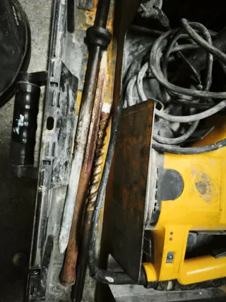 Martillo percutor dewalt con accesorios