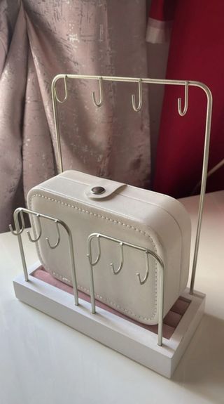 Joyero blanco y rosa con soporte