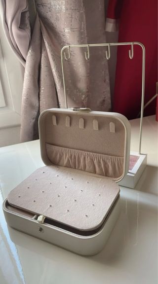 Joyero blanco y rosa con soporte