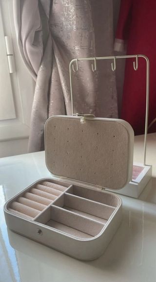 Joyero blanco y rosa con soporte