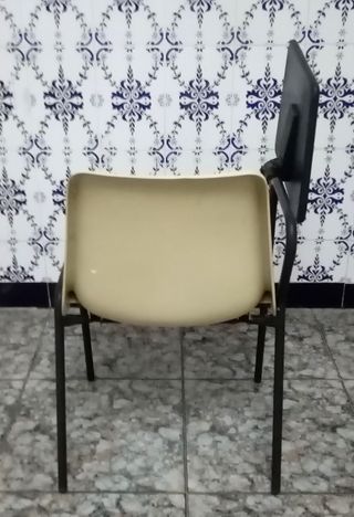 3 Sillas de pala beige y negras