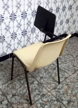 3 Sillas de pala beige y negras