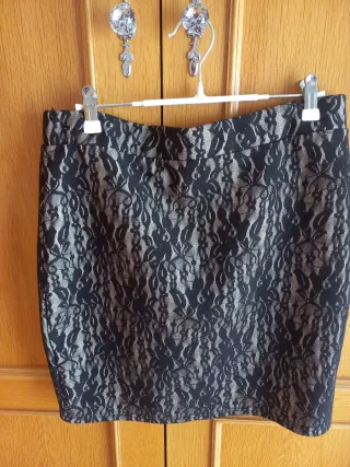 Falda de encaje negra y plateada