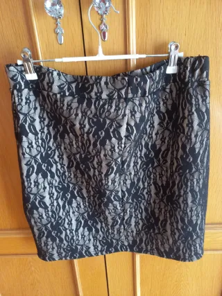 Falda de encaje negra y plateada