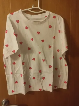 Camiseta blanca con corazones rojos