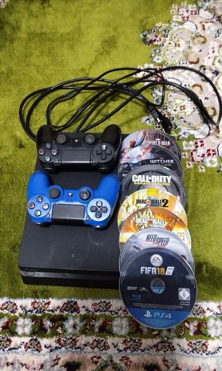PS4 (PlayStation 4) con 2 mandos y 7 juegos
