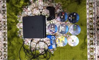 PS4 (PlayStation 4) con 2 mandos y 7 juegos