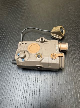 Láser AN/PEQ Linterna y Pulsador