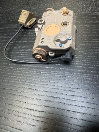 Láser AN/PEQ Linterna y Pulsador