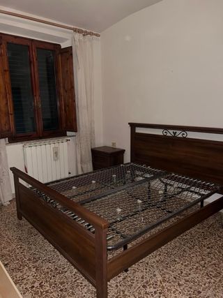 Letto matrimoniale con reti e 2 comodini