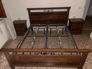 Letto matrimoniale con reti e 2 comodini