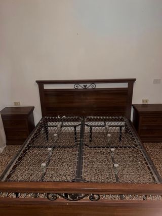 Letto matrimoniale con reti e 2 comodini