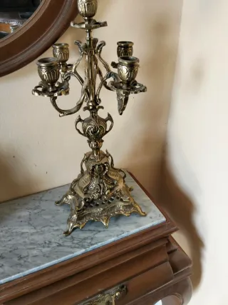 Candelabros y reloj antiguo de mesa