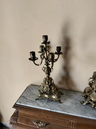 Candelabros y reloj antiguo de mesa