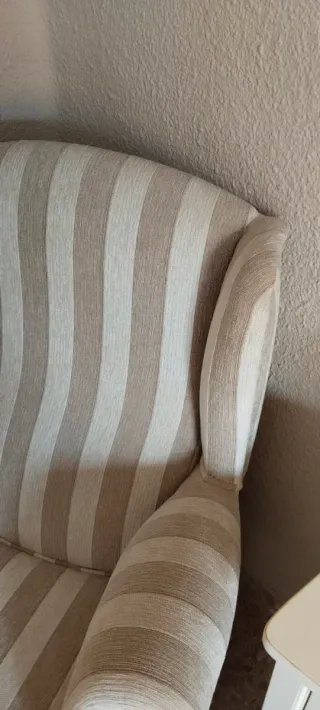 Sillón orejero de tela a rayas