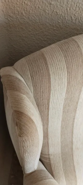 Sillón orejero de tela a rayas