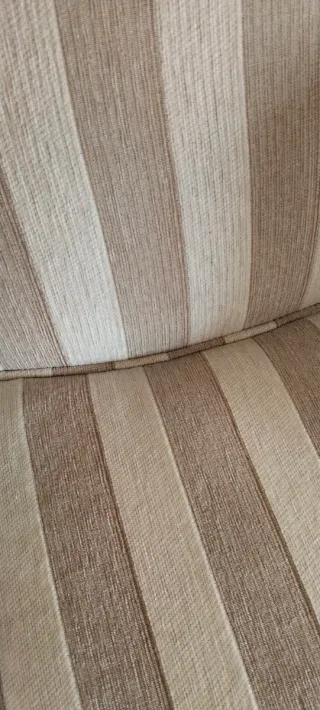 Sillón orejero de tela a rayas