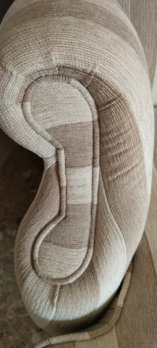 Sillón orejero de tela a rayas