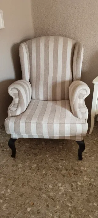 Sillón orejero de tela a rayas