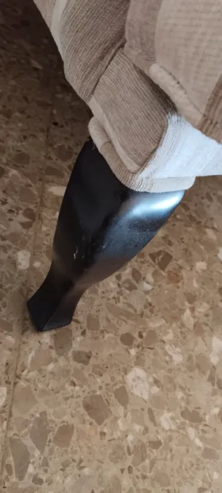 Sillón orejero de tela a rayas