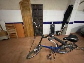 Bicicleta de paseo azul con cesta