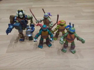 Figuras Tortugas Ninja + armas + folletos + fichas