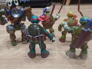 Figuras Tortugas Ninja + armas + folletos + fichas