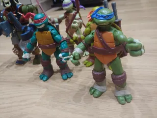 Figuras Tortugas Ninja + armas + folletos + fichas