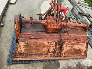 Varios aperos agricolas