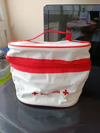 Botiquín de primeros auxilios blanco y rojo