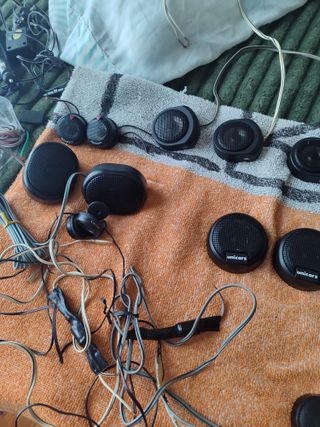 Varios altavoces pequeños negros cada par