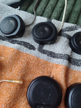 Varios altavoces pequeños negros cada par