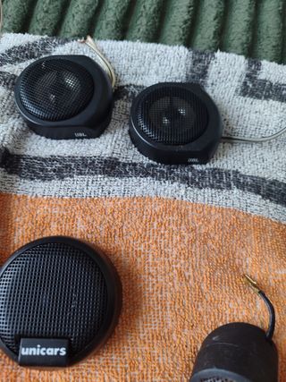 Varios altavoces pequeños negros cada par