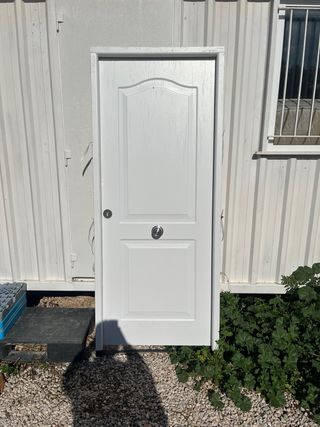 Puerta de entrada acorazada blanca nueva