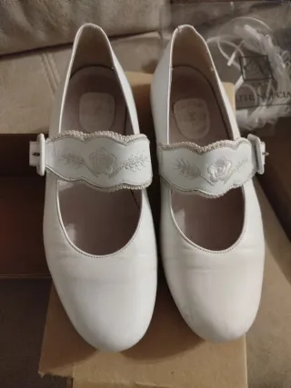 Scarpe bianche per la comunione