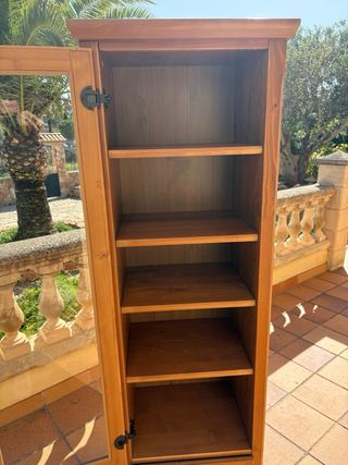 Vitrina de madera con puerta de cristal